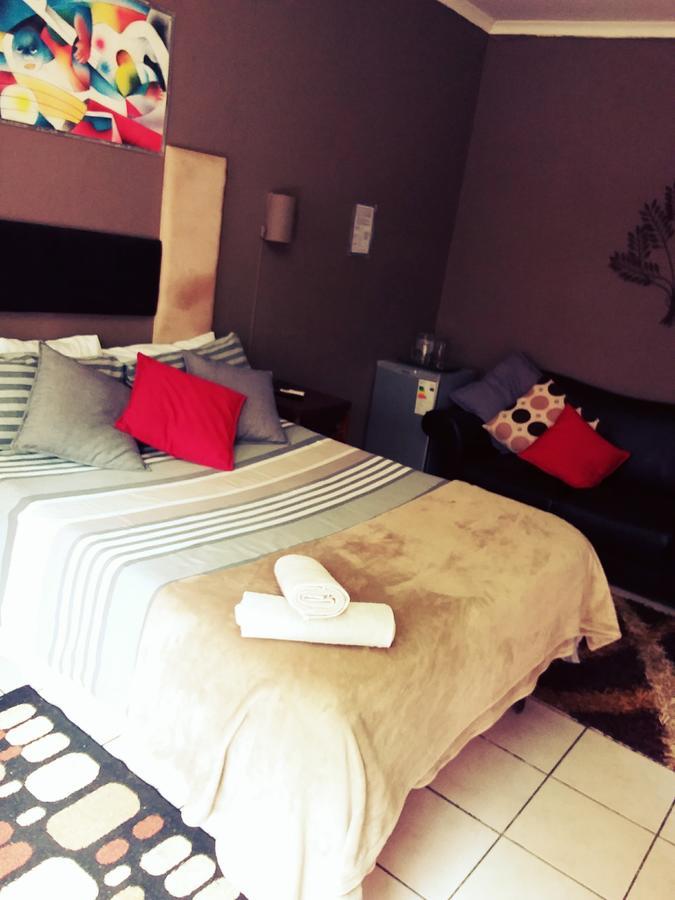 Larona Inn Mafikeng Exteriör bild