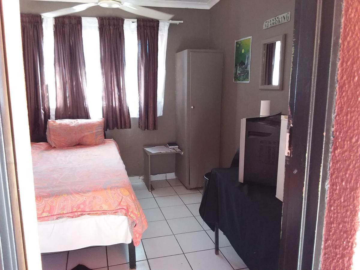 Larona Inn Mafikeng Exteriör bild
