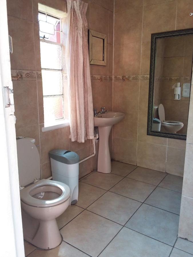 Larona Inn Mafikeng Exteriör bild
